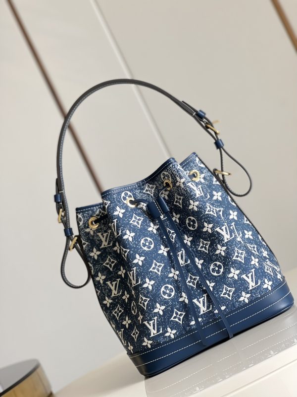 i1644779872_5187_0 Petit No é bucket bag