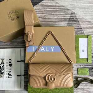 GUCCIMarmont series chain wallet is crafted with exquisite stitching of cowhide leather