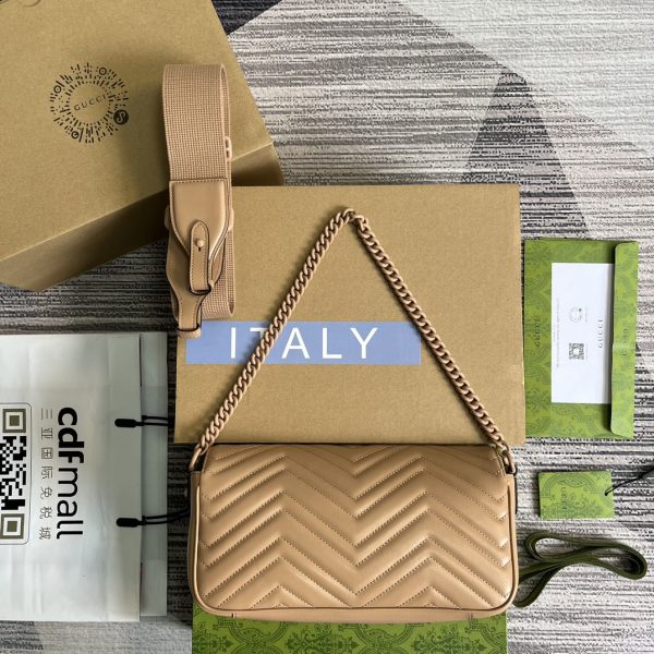 GUCCIMarmont series chain wallet is crafted with exquisite stitching of cowhide leather