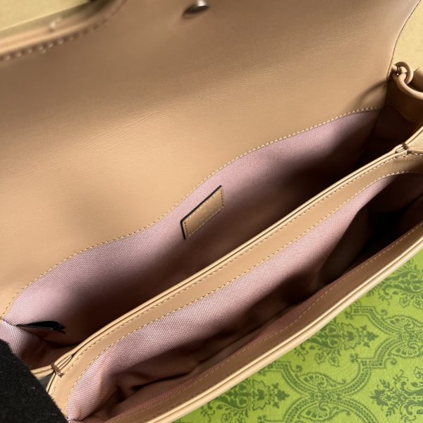 GUCCIMarmont series chain wallet is crafted with exquisite stitching of cowhide leather
