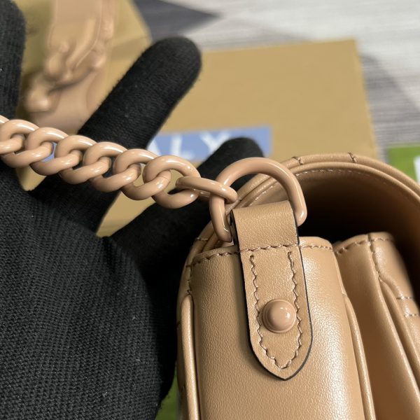 GUCCIMarmont series chain wallet is crafted with exquisite stitching of cowhide leather