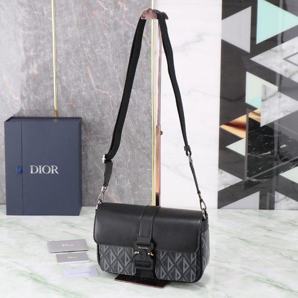 i1700328551_5863_0 Dior Hit the Road handbag