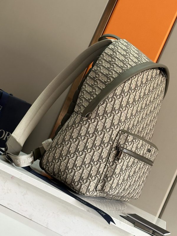 i1714921879_3067_6 This Rider backpack has a simple outline and a classic college style that exudes vitality