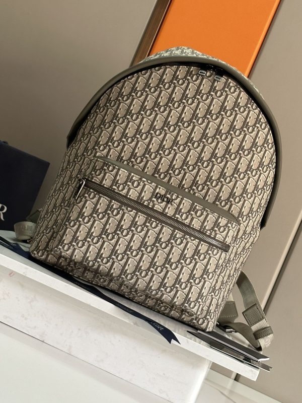 i1714921879_9565_8 This Rider backpack has a simple outline and a classic college style that exudes vitality
