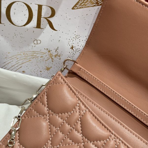 The latest medium-sized chain carrying bag for brick cabinets, featuring iconic vine patterned grids and classic letter pendants