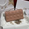 The latest medium-sized chain carrying bag for brick cabinets, featuring iconic vine patterned grids and classic letter pendants