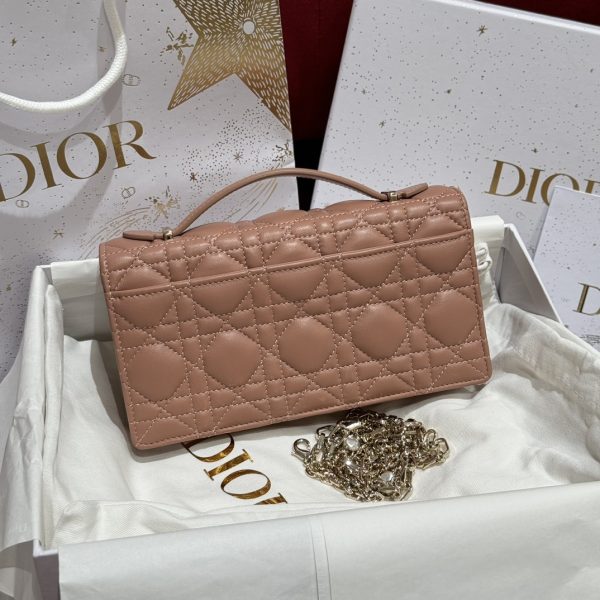 The latest medium-sized chain carrying bag for brick cabinets, featuring iconic vine patterned grids and classic letter pendants