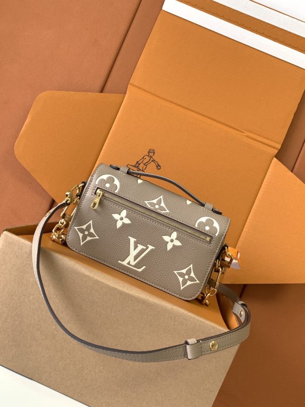i1746263988_2363_0 Pochette Metis East West