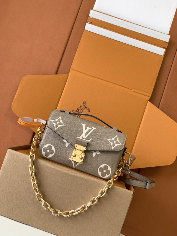 i1746263988_4692_0 Pochette Metis East West