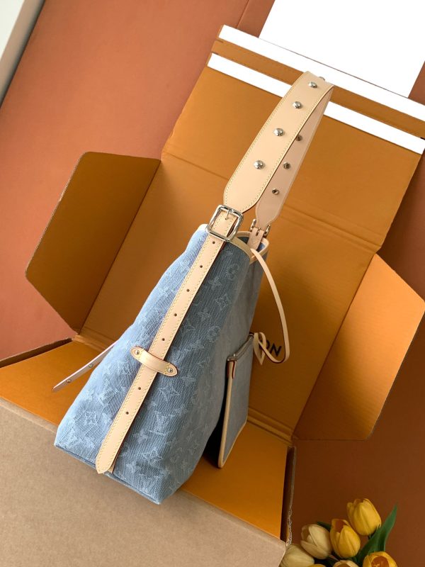 i1748591901_2462_6 CARRYALL Medium Handbag