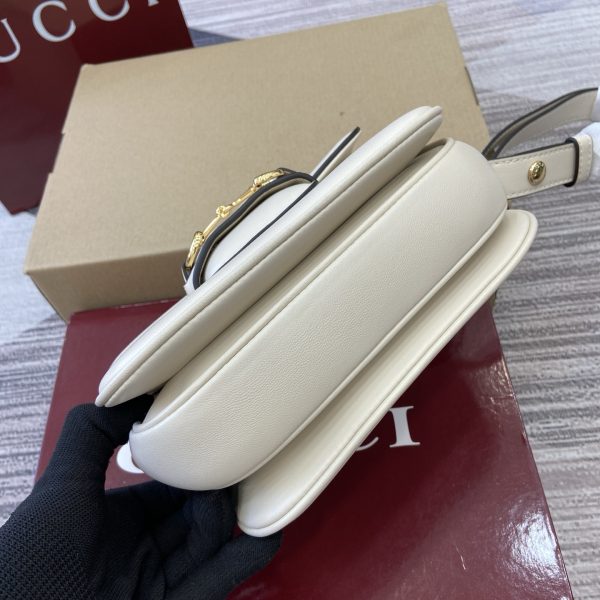The Gucci Horsebit shoulder bag reproduces the brand's equestrian style design, incorporating light gold details and smooth soft leather
