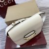 The Gucci Horsebit shoulder bag reproduces the brand's equestrian style design, incorporating light gold details and smooth soft leather