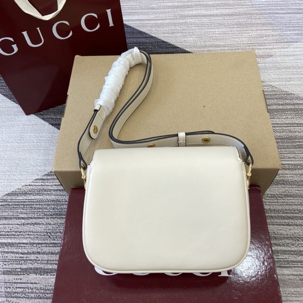 The Gucci Horsebit shoulder bag reproduces the brand's equestrian style design, incorporating light gold details and smooth soft leather