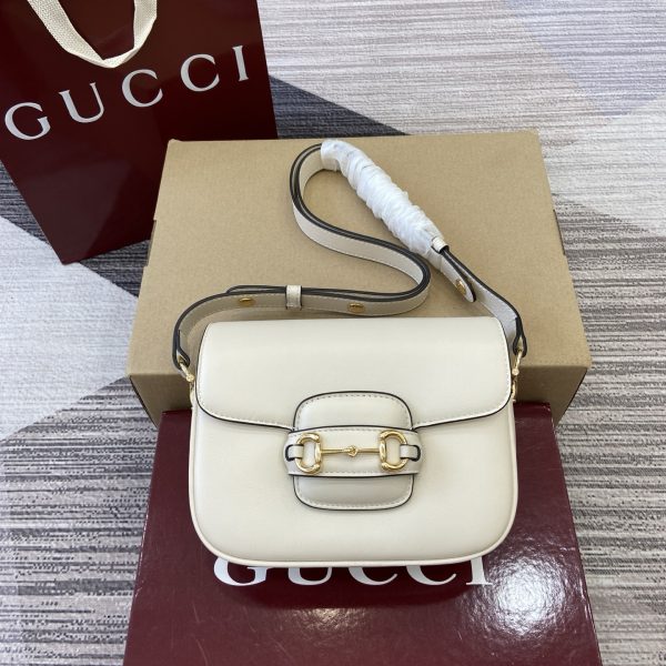 The Gucci Horsebit shoulder bag reproduces the brand's equestrian style design, incorporating light gold details and smooth soft leather