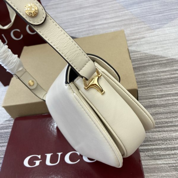 The Gucci Horsebit shoulder bag reproduces the brand's equestrian style design, incorporating light gold details and smooth soft leather