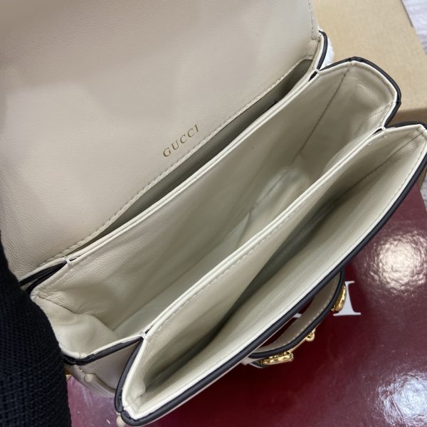 The Gucci Horsebit shoulder bag reproduces the brand's equestrian style design, incorporating light gold details and smooth soft leather