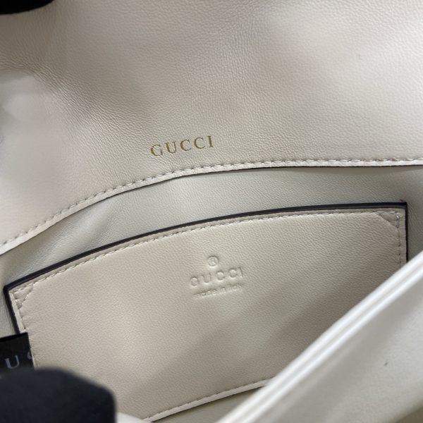 The Gucci Horsebit shoulder bag reproduces the brand's equestrian style design, incorporating light gold details and smooth soft leather