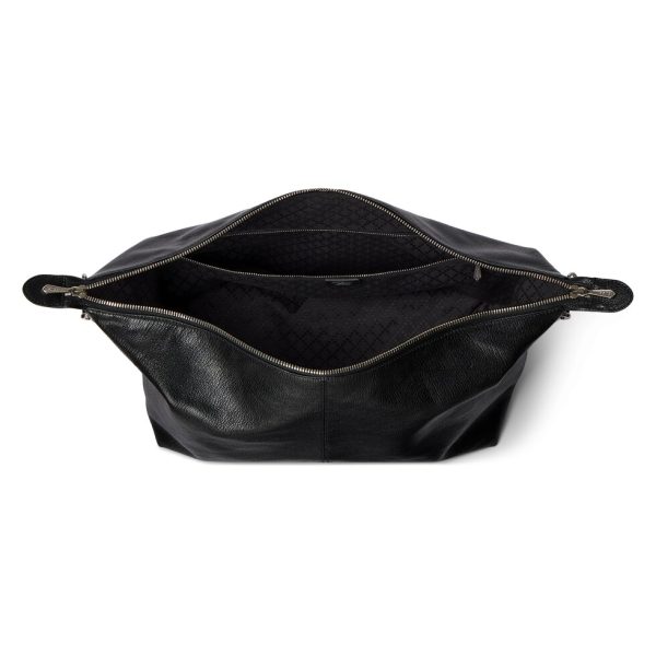 GG2026 autumn/winter collection, Beatrix series handbags adopt a casual silhouette, with iconic buckle details on the shoulder straps