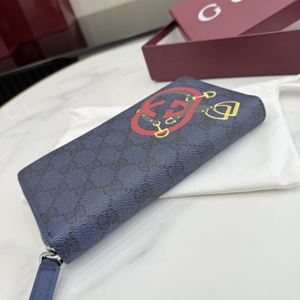 Interlocking double G and stirrup prints embellish various small leather items, showcasing festive colors. This pattern is eye-catching and embellished on this fully zippered wallet made of soft GG Supreme