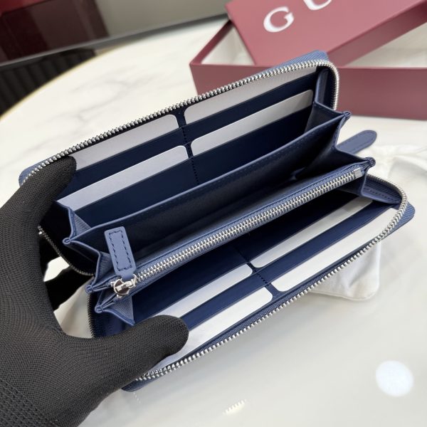 Interlocking double G and stirrup prints embellish various small leather items, showcasing festive colors. This pattern is eye-catching and embellished on this fully zippered wallet made of soft GG Supreme