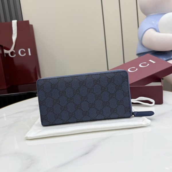 Interlocking double G and stirrup prints embellish various small leather items, showcasing festive colors. This pattern is eye-catching and embellished on this fully zippered wallet made of soft GG Supreme