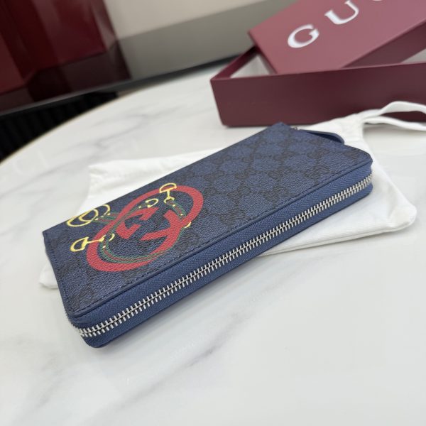 Interlocking double G and stirrup prints embellish various small leather items, showcasing festive colors. This pattern is eye-catching and embellished on this fully zippered wallet made of soft GG Supreme