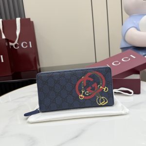 Interlocking double G and stirrup prints embellish various small leather items, showcasing festive colors. This pattern is eye-catching and embellished on this fully zippered wallet made of soft GG Supreme